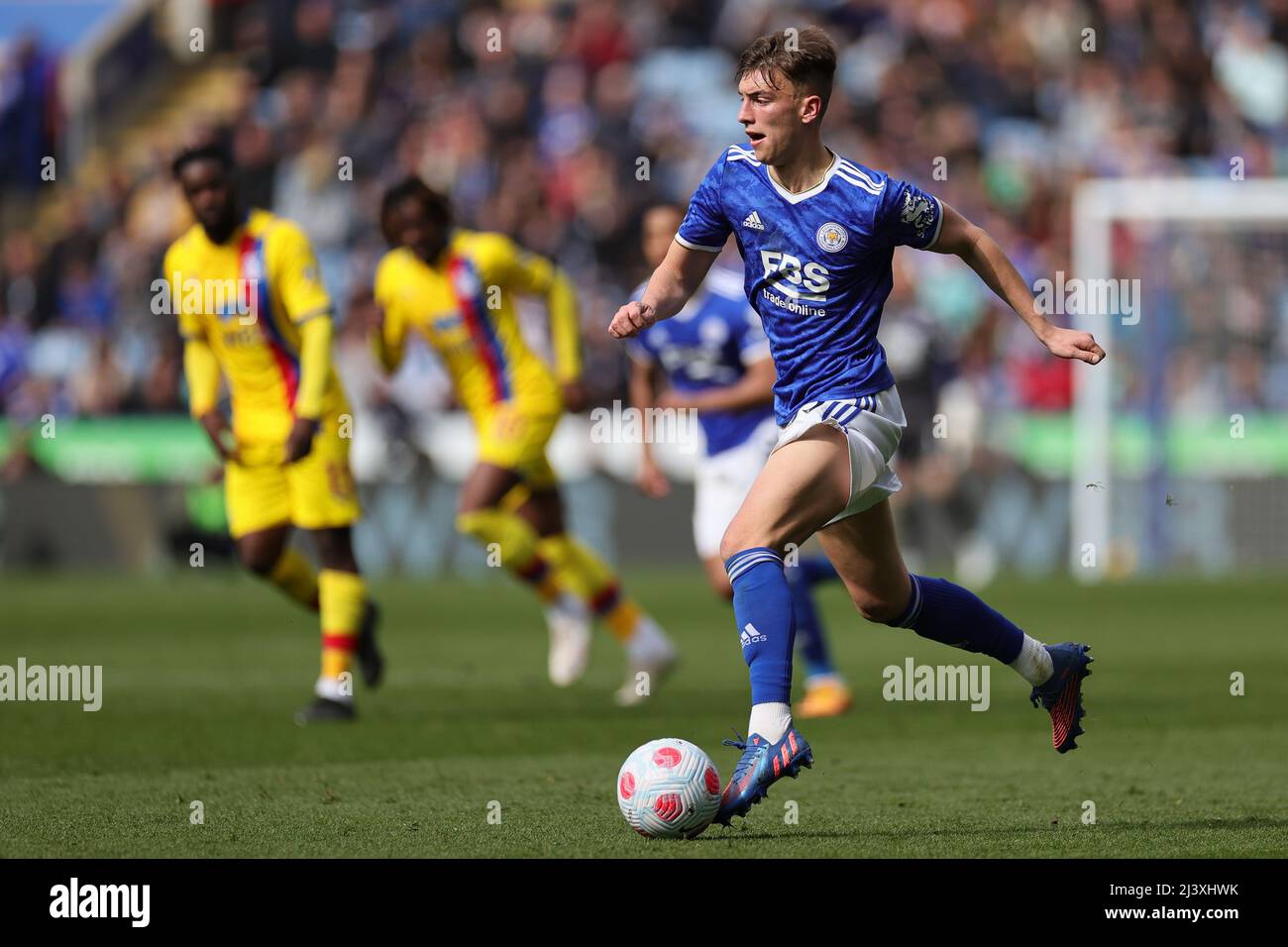 LEICESTER, ROYAUME-UNI. AVR 10th: Luke Thomas de Leicester City court avec le ballon pendant le match de Premier League entre Leicester City et Crystal Palace au King Power Stadium, Leicester, le dimanche 10th avril 2022. (Crédit : James HolyOak | MI News) crédit : MI News & Sport /Alay Live News Banque D'Images