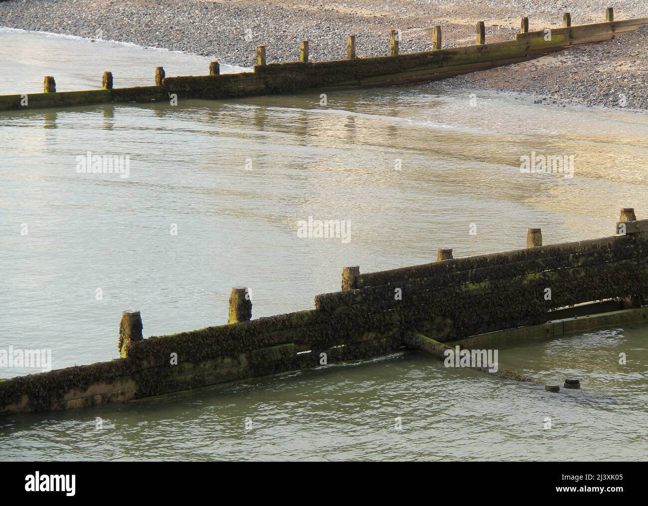 Deux groynes de plage classiques en bois de défense de la mer. Banque D'Images