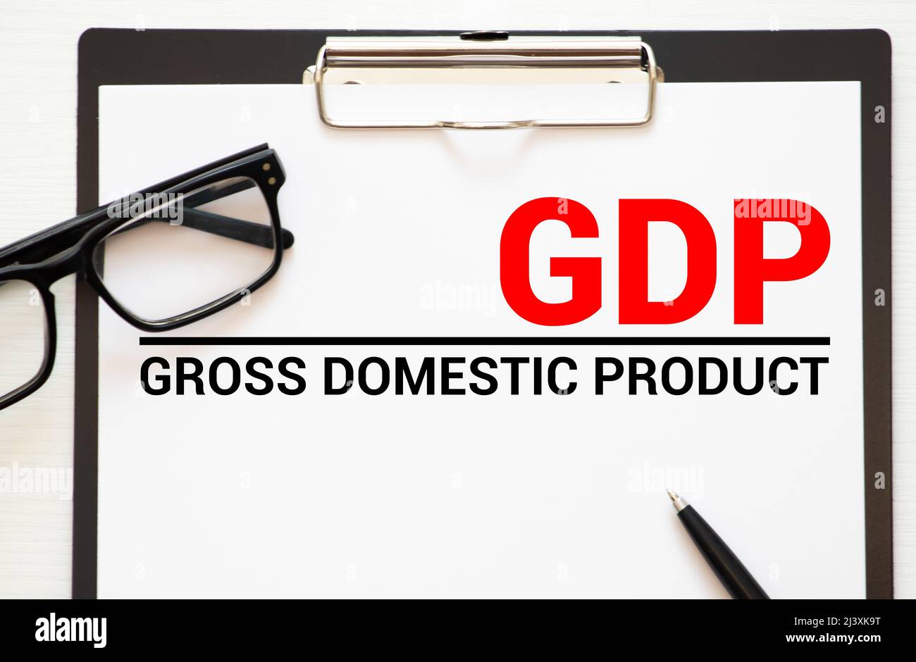 GDP. Acronyme écrit dans un carnet sur fond de bois. Banque D'Images