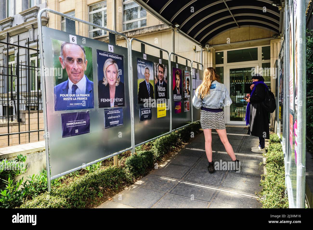 Un bureau de vote au consulat de Bruxelles à l'ambassade de france pour l'élection attire les résidents français qui vivent à Saint-Josse à voiter Banque D'Images