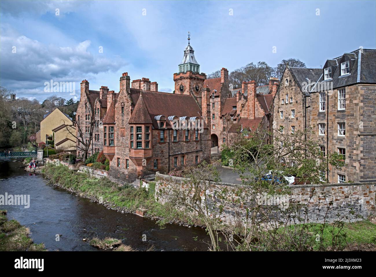 L'eau de Leith coule par Well court dans l'historique Dean Village, Édimbourg, Écosse, Royaume-Uni. Banque D'Images