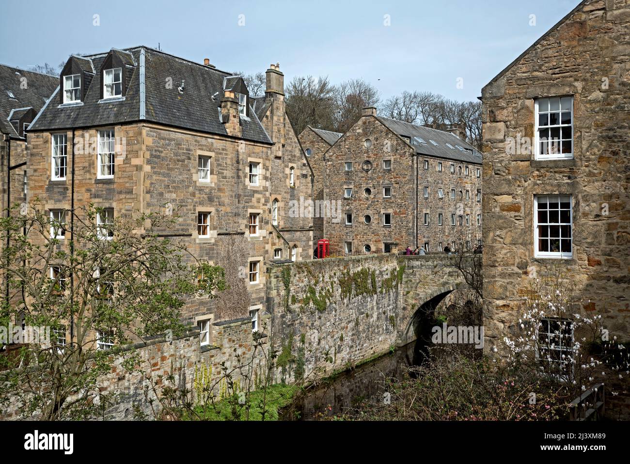 L'eau de Leith traverse Dean Village à Édimbourg, en Écosse, au Royaume-Uni. Banque D'Images