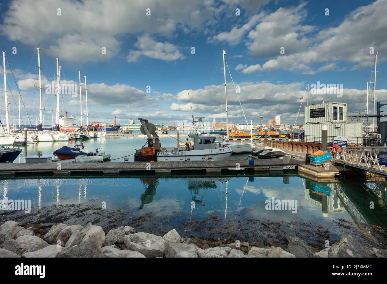 Après-midi d'avril à Gosport Marina, Hampshire, Angleterre. Banque D'Images