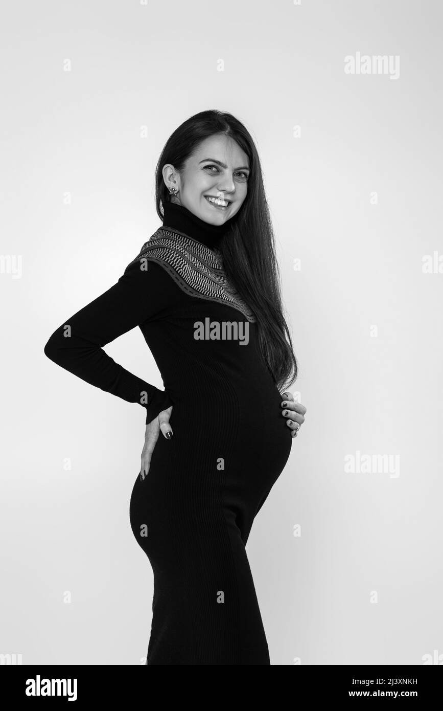 belle femme enceinte en robe tenant son ventre Banque D'Images