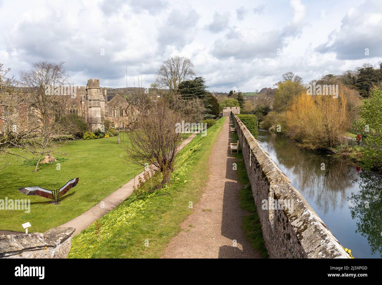 Les douves et les terrains du Palais épiscopal, Wells des remparts, ville de Wells, Somerset, Angleterre, Royaume-Uni Banque D'Images