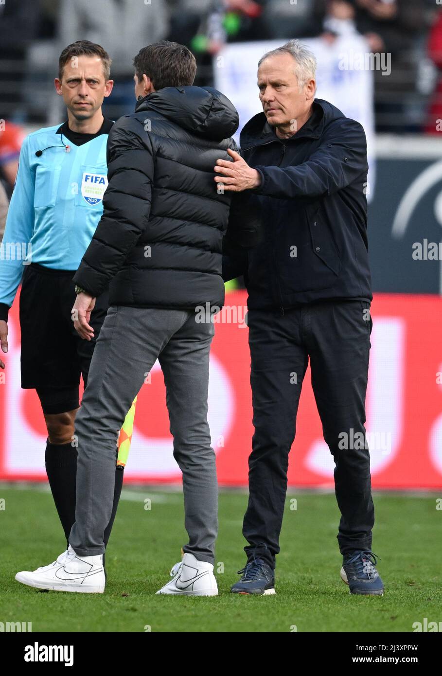 10 avril 2022, Hessen, Francfort-sur-le-main: Football: Bundesliga, Eintracht Frankfurt - SC Freiburg, Matchday 29 au Deutsche Bank Park. Oliver Glasner (l), entraîneur-chef de Francfort, reçoit un pat sur le dos de Christian Streich, entraîneur de Fribourg, après le match. Photo: Arne Dedert/dpa - NOTE IMPORTANTE: Conformément aux exigences du DFL Deutsche Fußball Liga et du DFB Deutscher Fußball-Bund, il est interdit d'utiliser ou d'utiliser des photographies prises dans le stade et/ou du match sous forme de séquences d'images et/ou de séries de photos de type vidéo. Banque D'Images