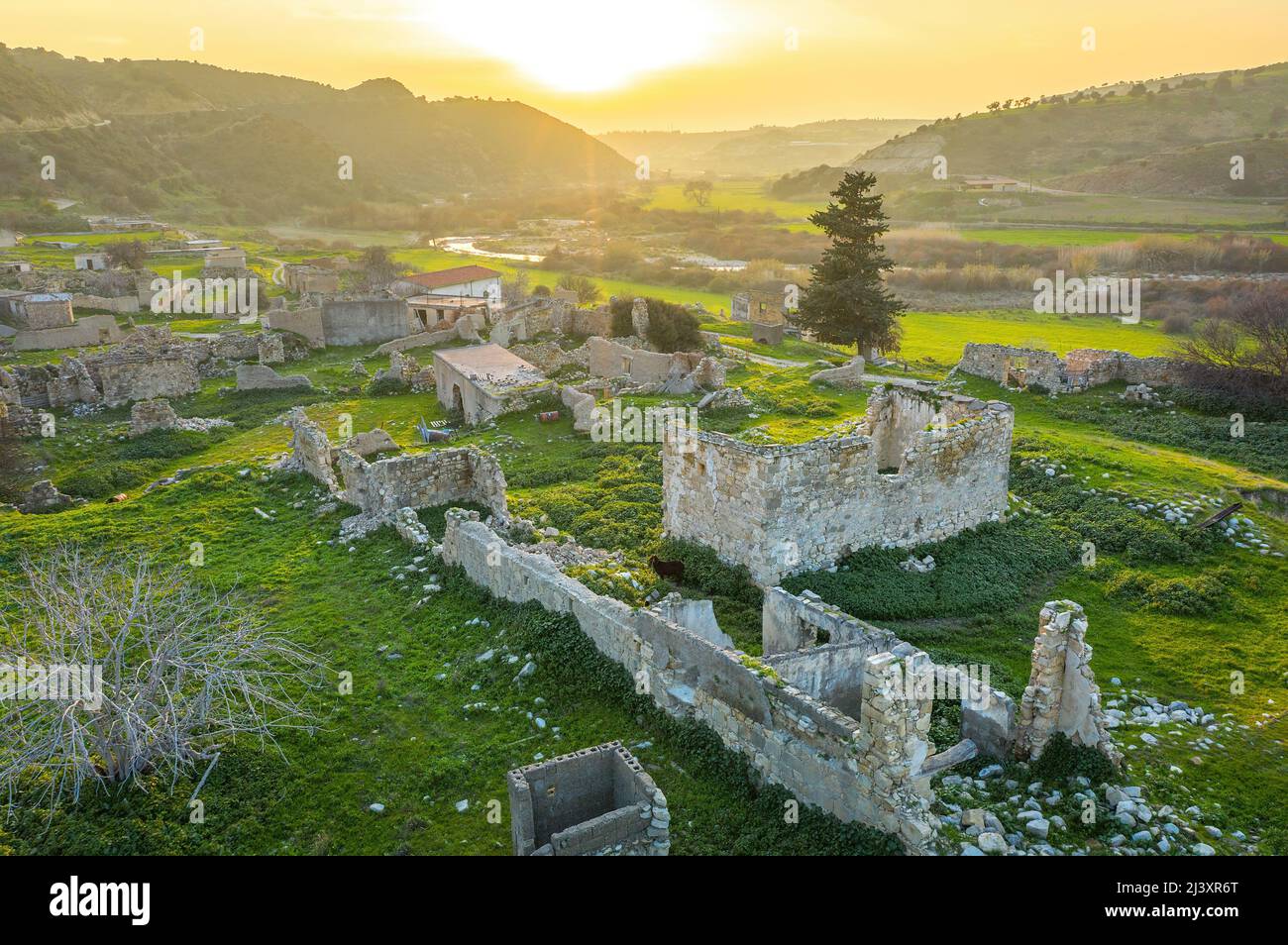 Ruines d'une maison traditionnelle en pierre. Le village de Souskiou a été abandonné à la suite de l'invasion turque de Chypre en 1974 Banque D'Images