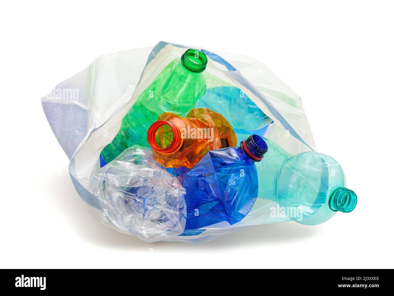 Sac de recyclage avec bouteilles en plastique isolées sur blanc Banque D'Images