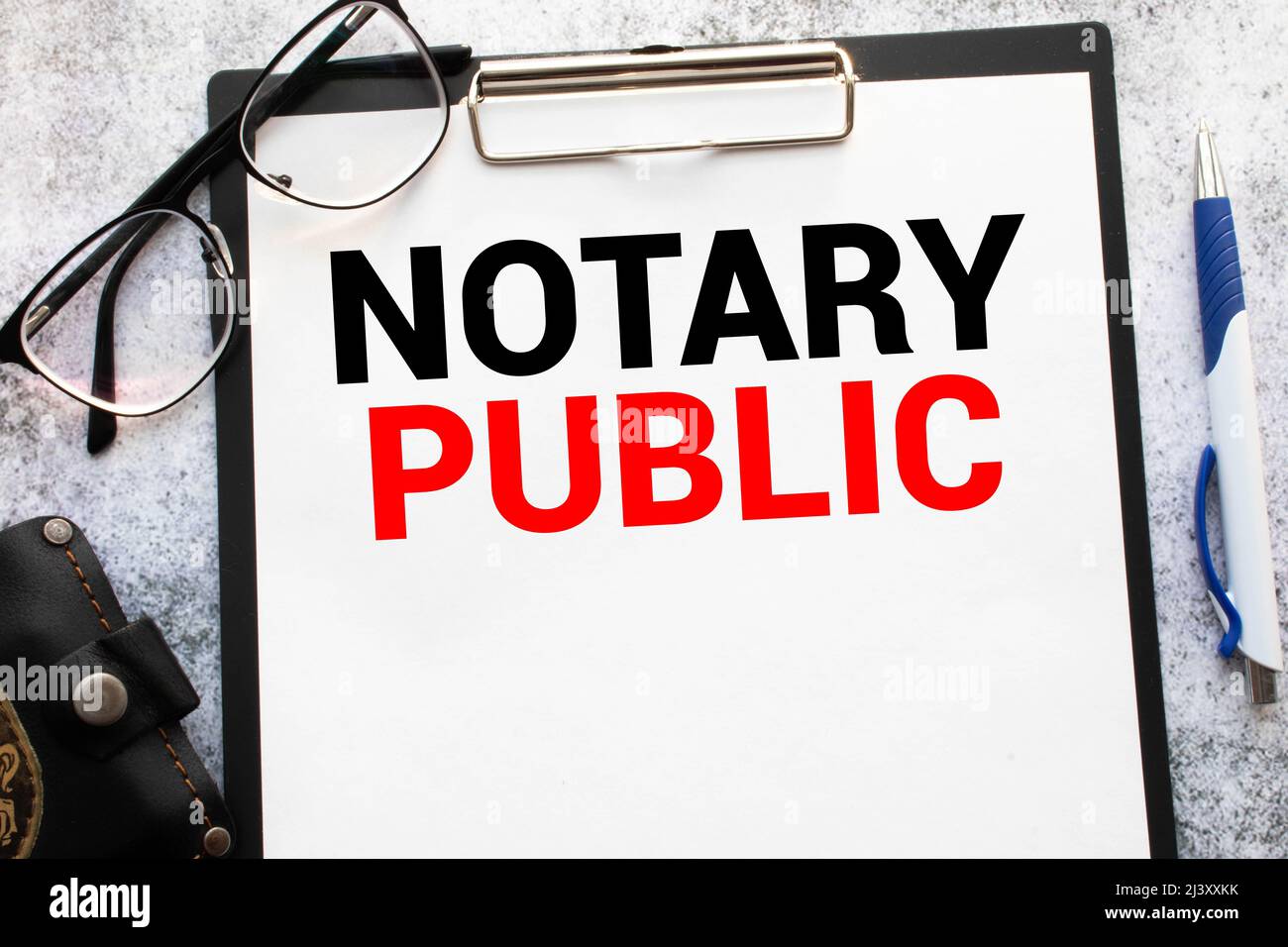 La main conceptuel montrant un Notaire Public. Photo d'entreprise Documentation légalité texte Contrat de certification d'autorisation Man holding marker pape Banque D'Images