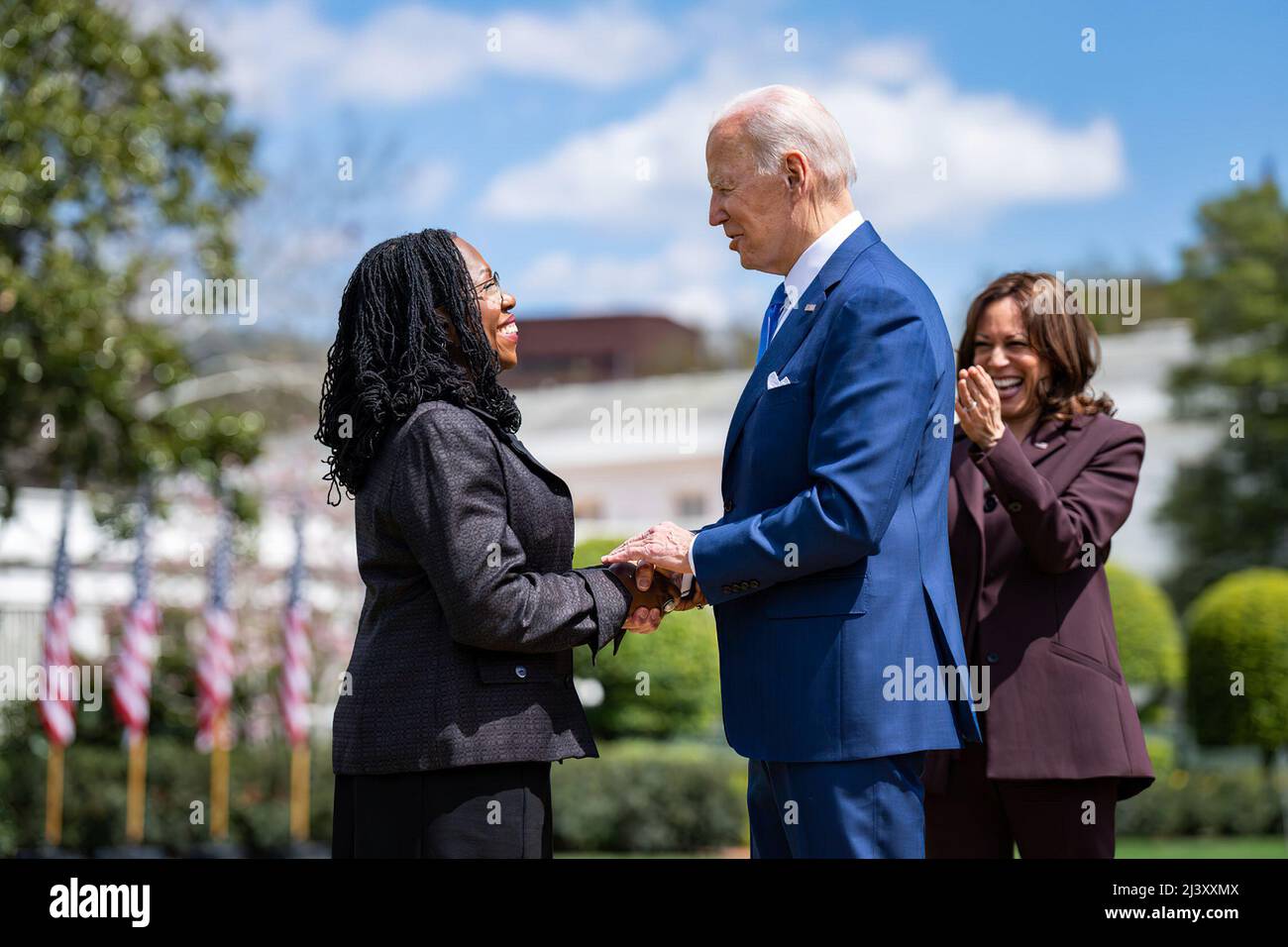Le juge Ketanji Brown Jackson avec le président Joe Biden et le vice-président Kamala Harris. Il a été confirmé que Jackson était la première femme noire afro-américaine à devenir juge associée de la Cour suprême des États-Unis. Depuis que le juge Stephen Breyer a annoncé sa retraite, le président Biden a mené un processus rigoureux pour identifier son remplaçant. Le président Biden a cherché un candidat avec des qualifications exceptionnelles, un caractère indéfectible et un dévouement inébranlable à la primauté du droit. (Photo de la maison blanche) Banque D'Images