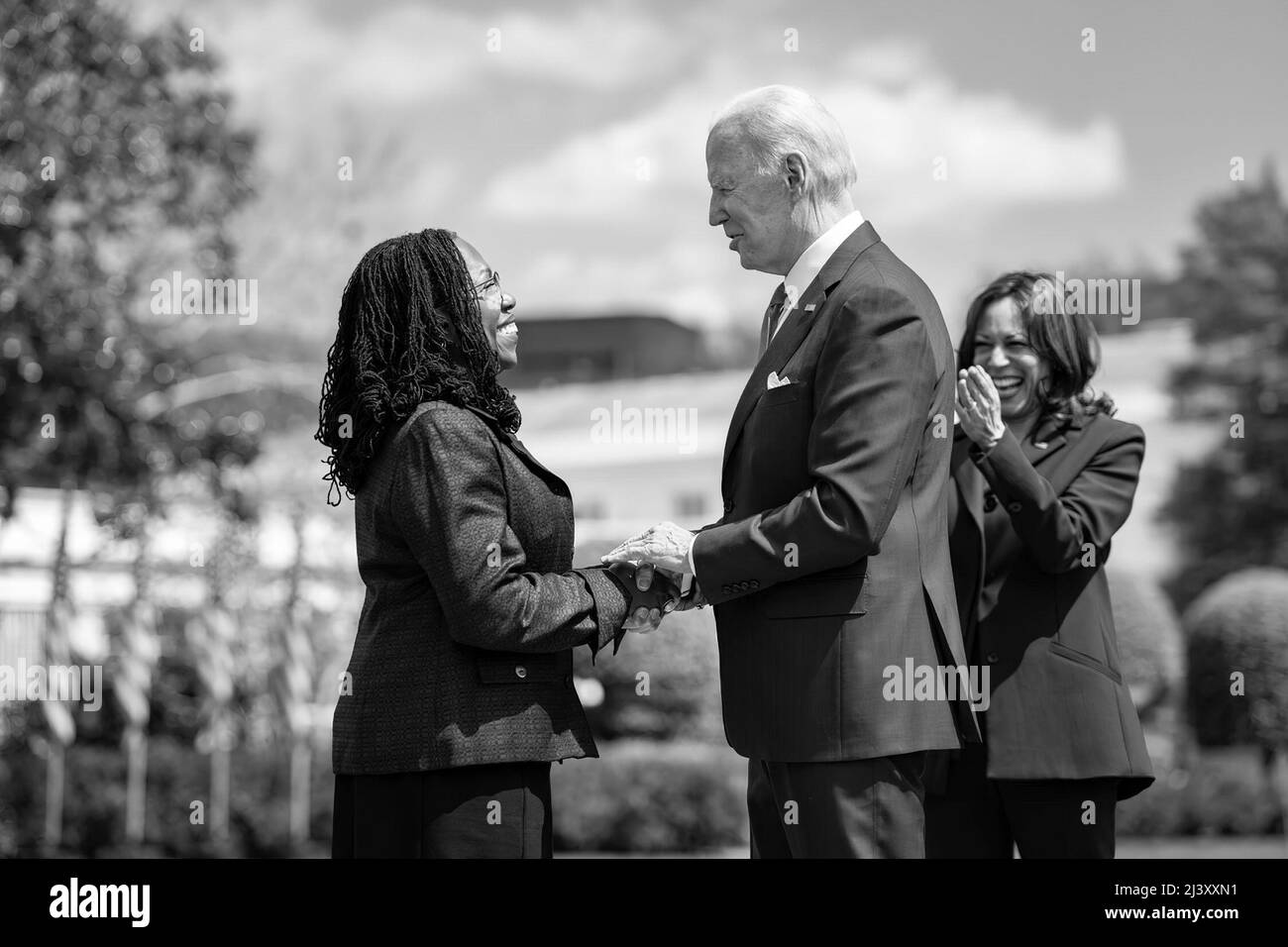 Le juge Ketanji Brown Jackson avec le président Joe Biden et le vice-président Kamala Harris. Il a été confirmé que Jackson était la première femme noire afro-américaine à devenir juge associée de la Cour suprême des États-Unis. Depuis que le juge Stephen Breyer a annoncé sa retraite, le président Biden a mené un processus rigoureux pour identifier son remplaçant. Le président Biden a cherché un candidat avec des qualifications exceptionnelles, un caractère indéfectible et un dévouement inébranlable à la primauté du droit. (Photo de la maison blanche) Banque D'Images