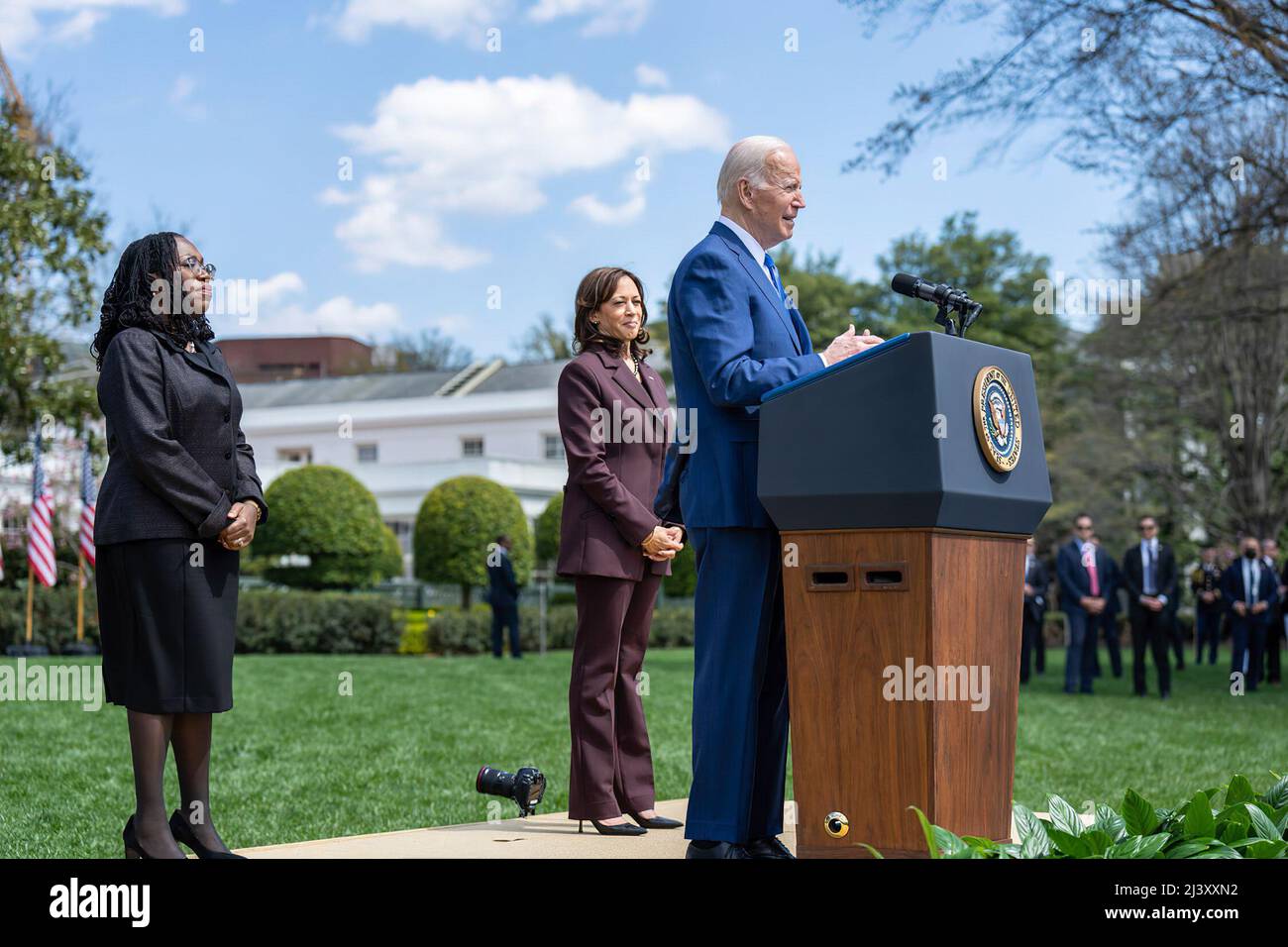 Le juge Ketanji Brown Jackson avec le président Joe Biden et le vice-président Kamala Harris. Il a été confirmé que Jackson était la première femme noire afro-américaine à devenir juge associée de la Cour suprême des États-Unis. Depuis que le juge Stephen Breyer a annoncé sa retraite, le président Biden a mené un processus rigoureux pour identifier son remplaçant. Le président Biden a cherché un candidat avec des qualifications exceptionnelles, un caractère indéfectible et un dévouement inébranlable à la primauté du droit. (Photo de la maison blanche) Banque D'Images