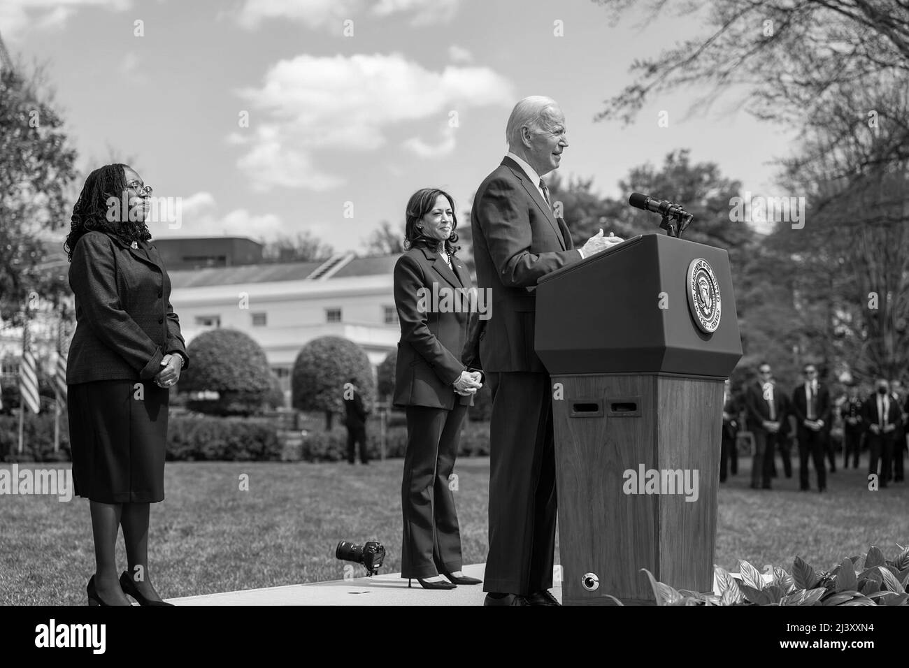 Le juge Ketanji Brown Jackson avec le président Joe Biden et le vice-président Kamala Harris. Il a été confirmé que Jackson était la première femme noire afro-américaine à devenir juge associée de la Cour suprême des États-Unis. Depuis que le juge Stephen Breyer a annoncé sa retraite, le président Biden a mené un processus rigoureux pour identifier son remplaçant. Le président Biden a cherché un candidat avec des qualifications exceptionnelles, un caractère indéfectible et un dévouement inébranlable à la primauté du droit. (Photo de la maison blanche) Banque D'Images