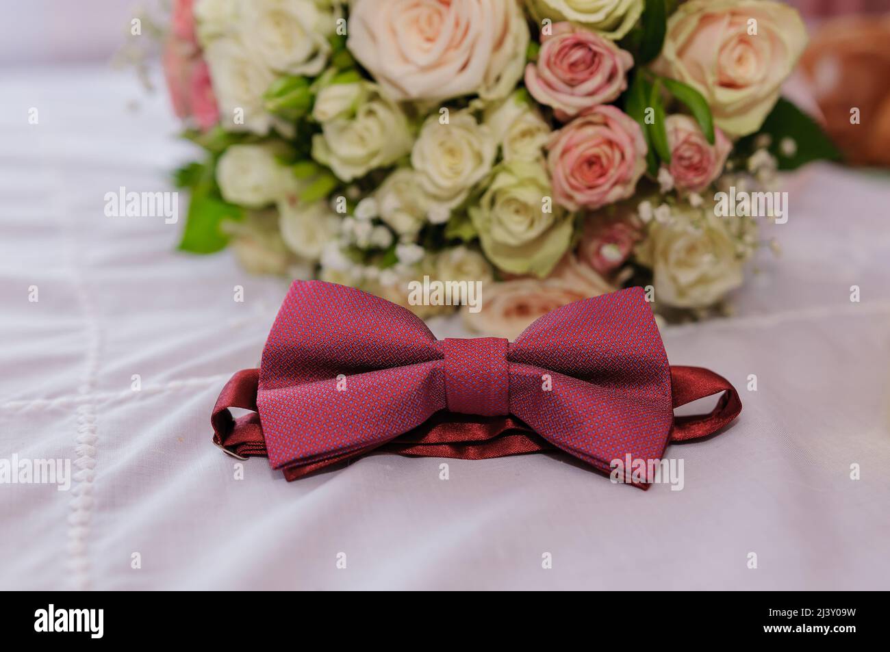 Noeud papillon rouge, bouquet en arrière-plan Photo Stock - Alamy