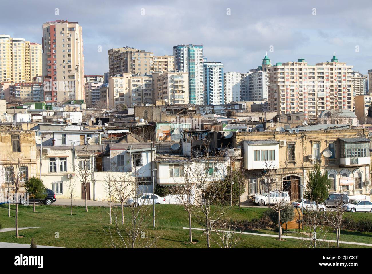 Vieux Bakou. Sovetsky est la rue historique de Bakou. Maisons anciennes éclipsées par des bâtiments modernes Banque D'Images