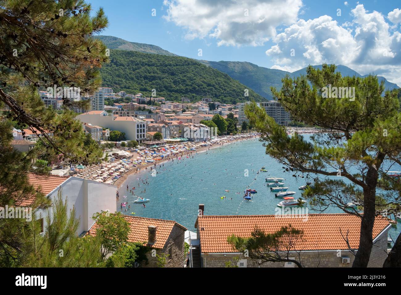 Les personnes se baignent au soleil et se baignent à la plage de Budva au Monténégro Banque D'Images