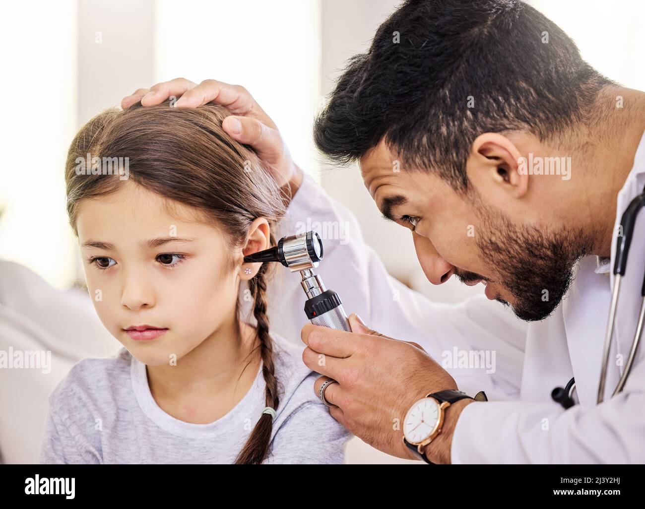 Le docteur vérifie mes oreilles aujourd'hui. Prise de vue d'un médecin  utilisant un otoscope pour examiner une petite oreille de filles Photo  Stock - Alamy