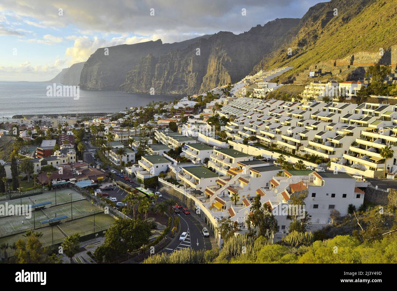 La station balnéaire de Los Gigantes avec des appartements modernes et des falaises de Giants en arrière-plan, au nord-ouest de Ténérife Iles Canaries Espagne. Banque D'Images