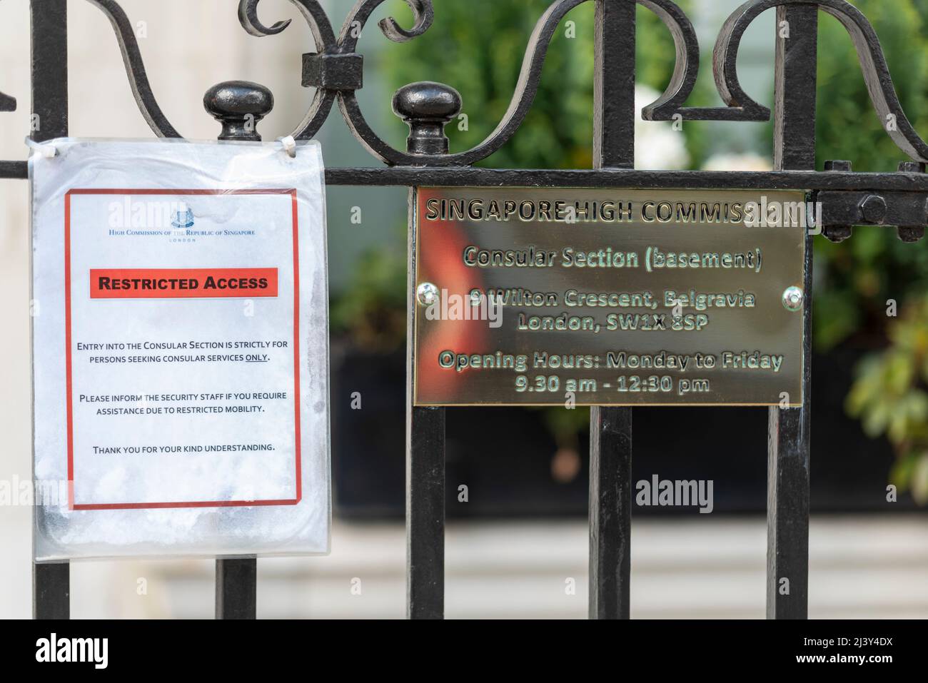 Haut-commissariat de Singapour à Wilton Crescent, Belgravia, Londres, Royaume-Uni. Panneau de section consulaire , qui est au sous-sol. Banque D'Images