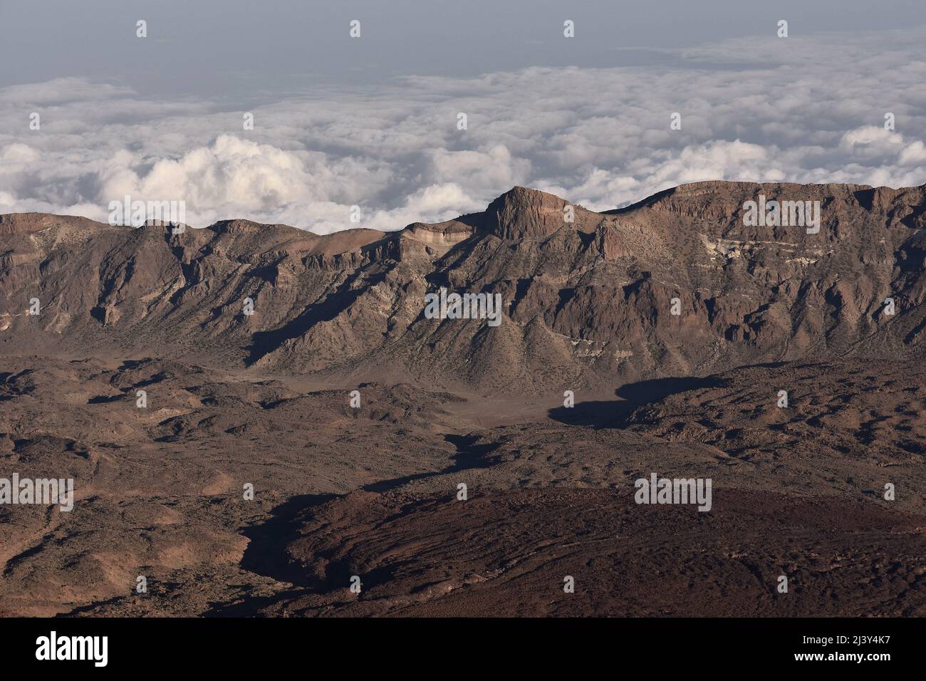 Montagnes volcaniques et champs de lave vues depuis le Mont Teide, parc national de Teide Tenerife Iles Canaries Espagne. Banque D'Images