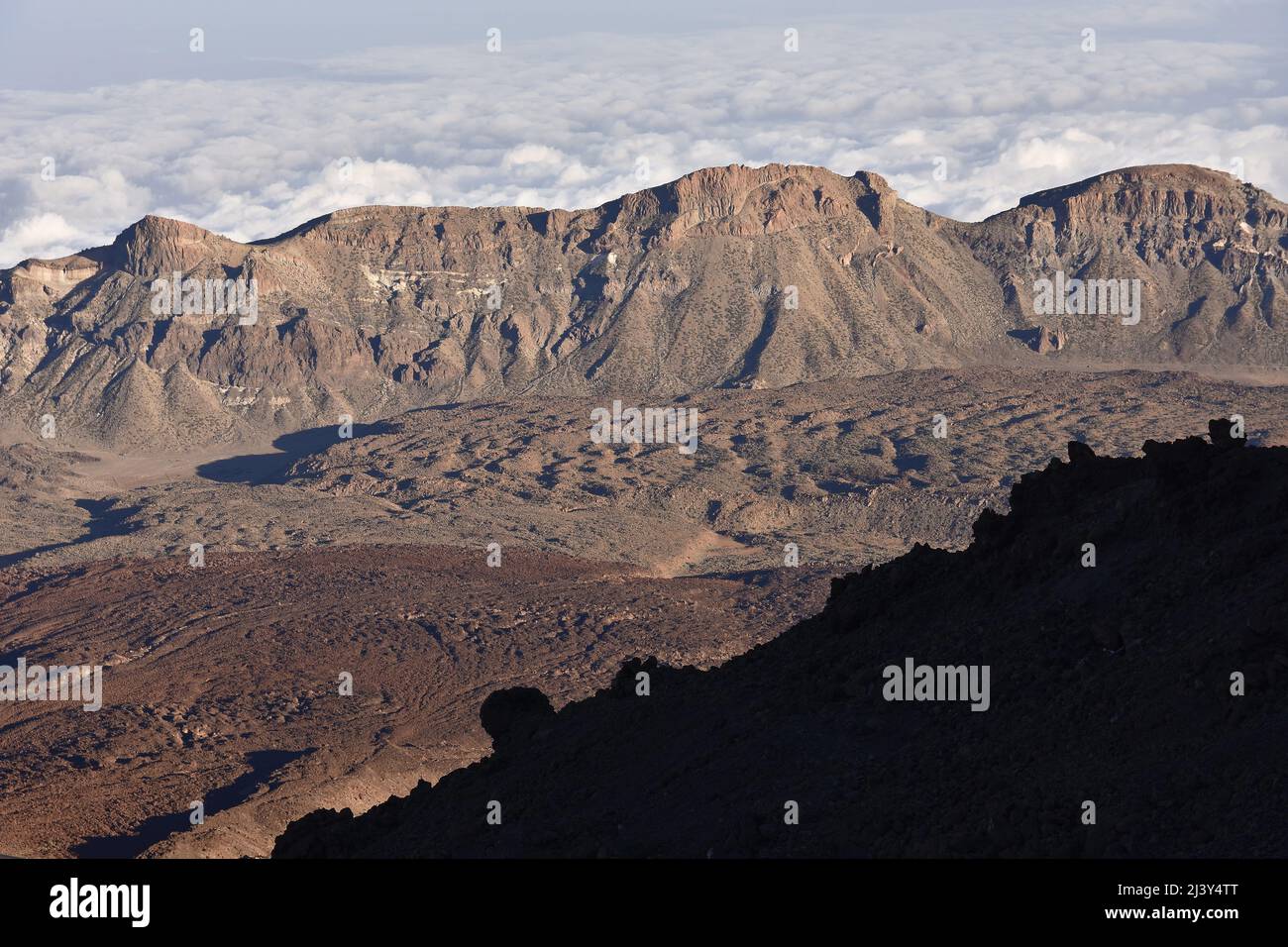 Montagnes volcaniques et champs de lave vues depuis le Mont Teide, parc national de Teide Tenerife Iles Canaries Espagne. Banque D'Images