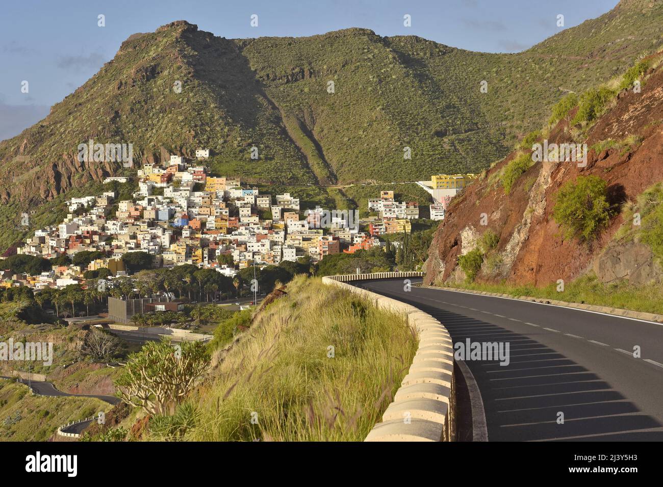 Route TF-121 approchant le village de San Andres dans les contreforts des montagnes d'Anaga, au nord-est de Tenerife Iles Canaries Espagne. Banque D'Images