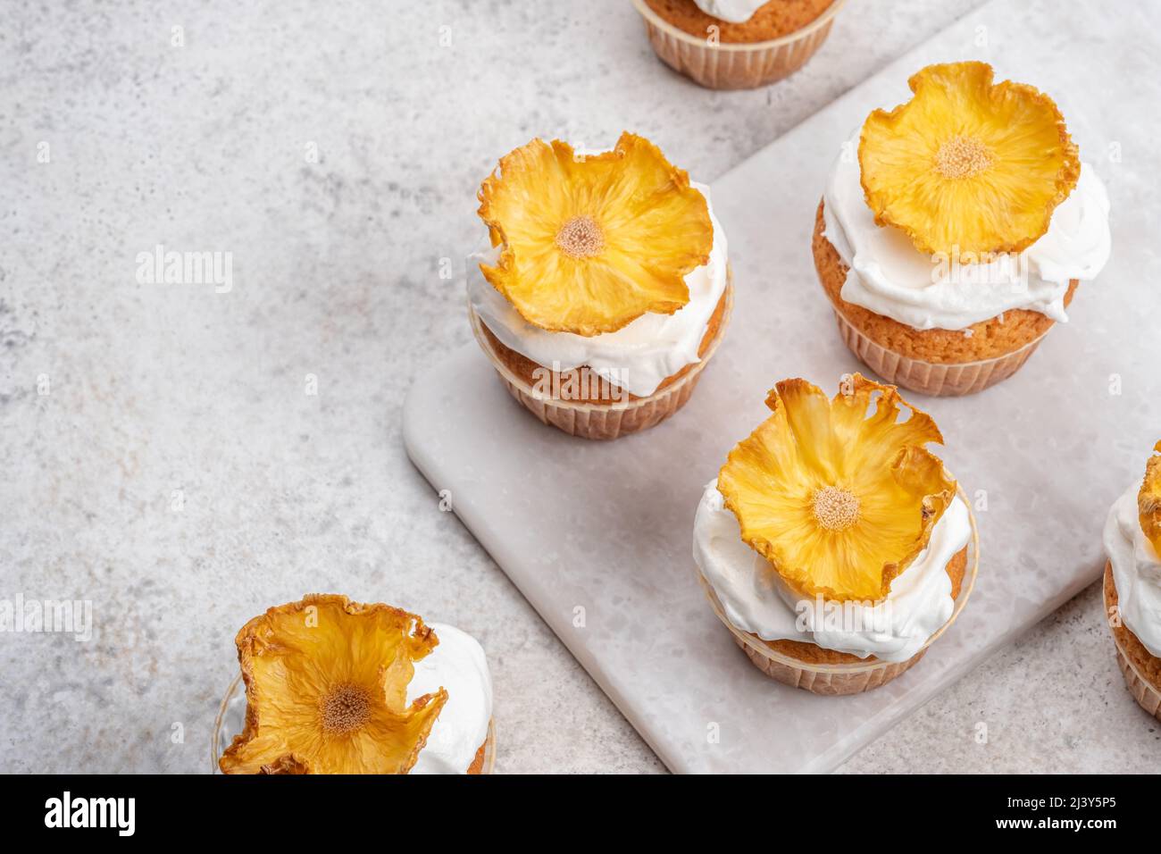 Petits gâteaux aux fleurs d'ananas séchées Banque D'Images
