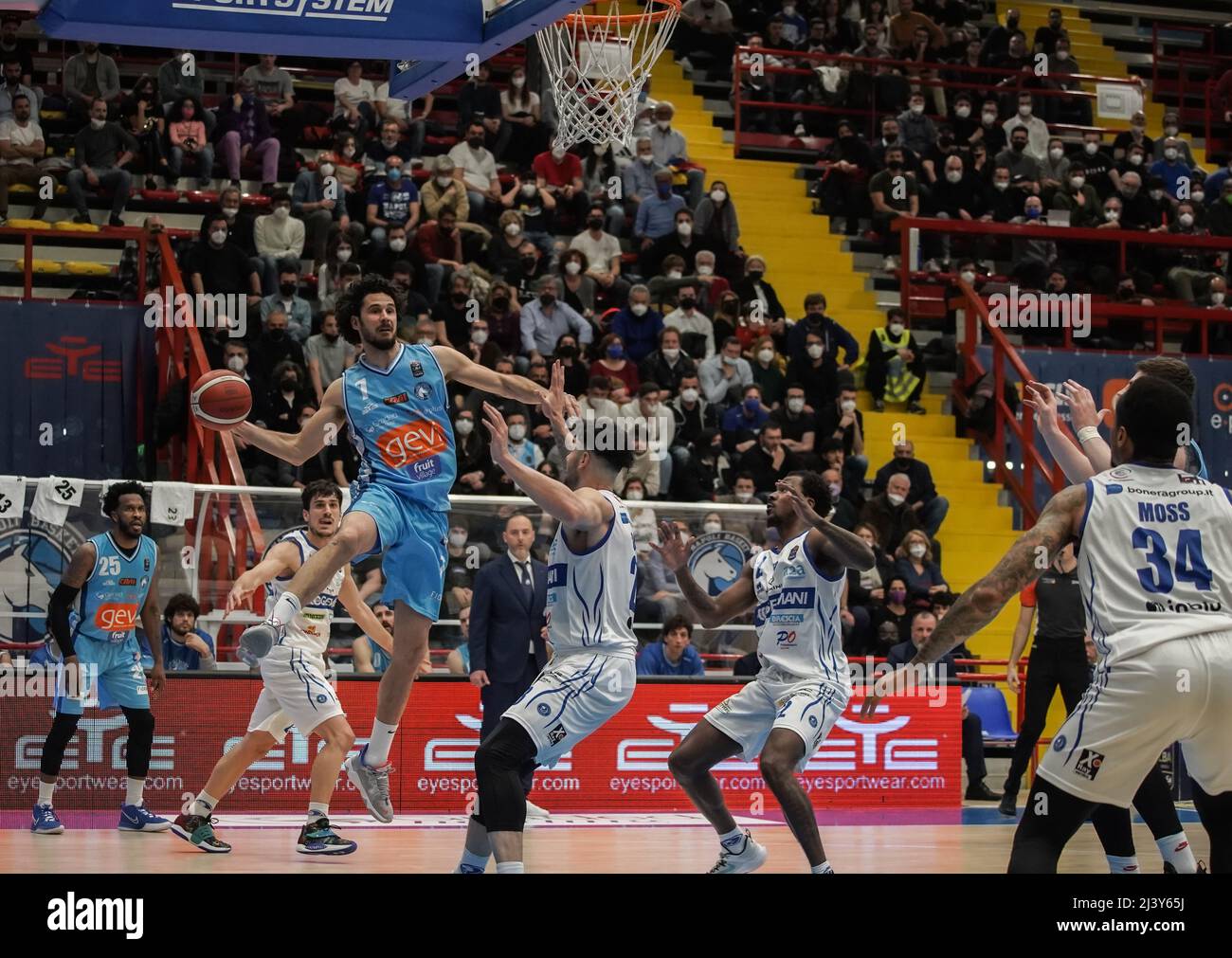 Trop d'erreurs sur les jetés libres, évier Gevi Napoli basket qui perd avec Germani Brescia pour 68-70.Un pourcentage très faible de jetés gratuits condamne Gevi Napoli basket à la défaite contre une Brescia Germani qui a joué son jeu. En outre, dans la finale 18 secondes à partir de la fin, sur le score de 68-69 McDuffie a le tir de victoire qui, cependant, est imprimé sur le fer, Marini le prend en arrière et monte au panier, Mais souffre d'une faute évidente, non détecté par les arbitres et ne réalise pas le panier et malgré les demandes insistantes du banc et des joueurs de Gevi, de l'Instant Replay Banque D'Images