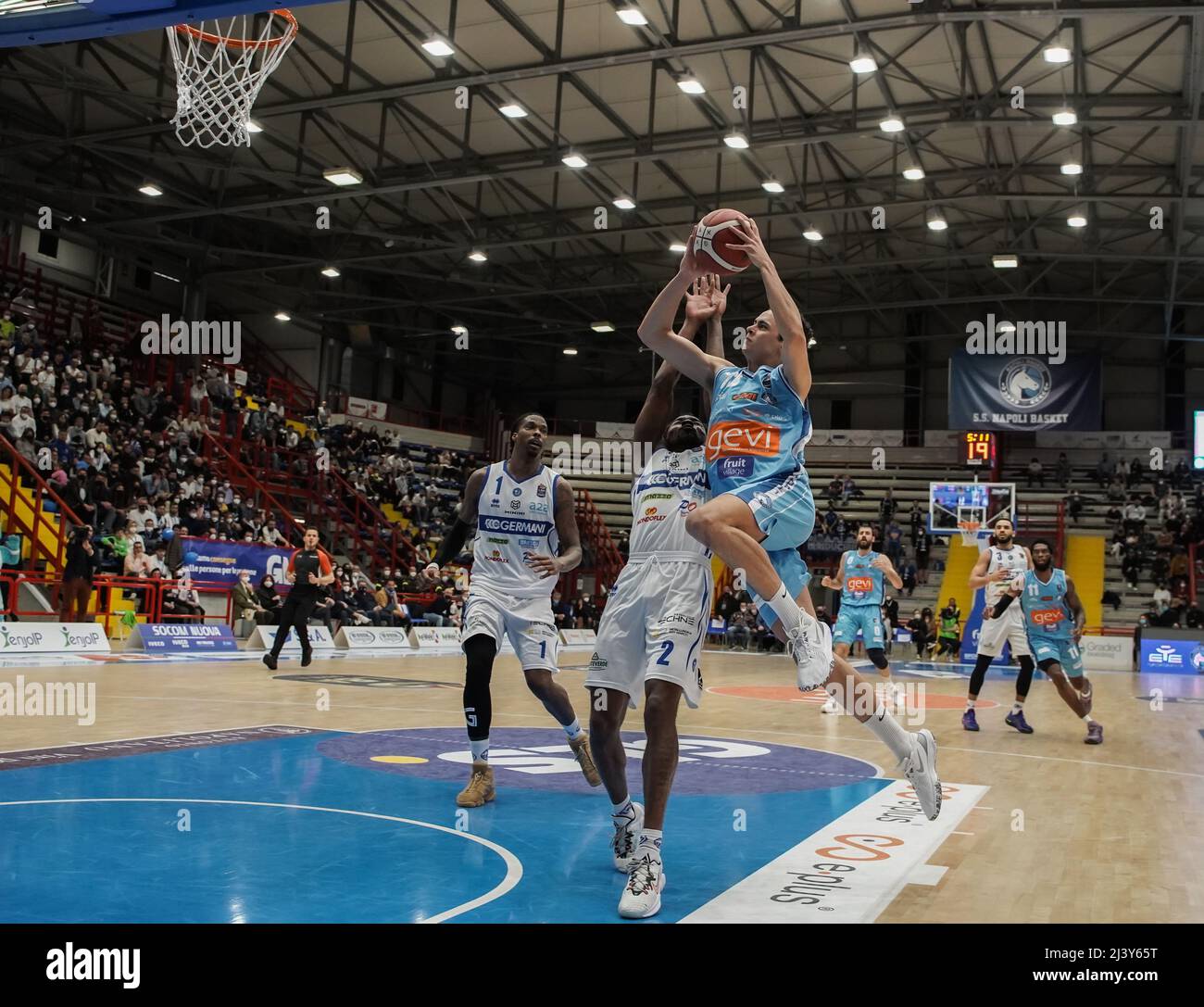 Trop d'erreurs sur les jetés libres, évier Gevi Napoli basket qui perd avec Germani Brescia pour 68-70.Un pourcentage très faible de jetés gratuits condamne Gevi Napoli basket à la défaite contre une Brescia Germani qui a joué son jeu. En outre, dans la finale 18 secondes à partir de la fin, sur le score de 68-69 McDuffie a le tir de victoire qui, cependant, est imprimé sur le fer, Marini le prend en arrière et monte au panier, Mais souffre d'une faute évidente, non détecté par les arbitres et ne réalise pas le panier et malgré les demandes insistantes du banc et des joueurs de Gevi, de l'Instant Replay Banque D'Images