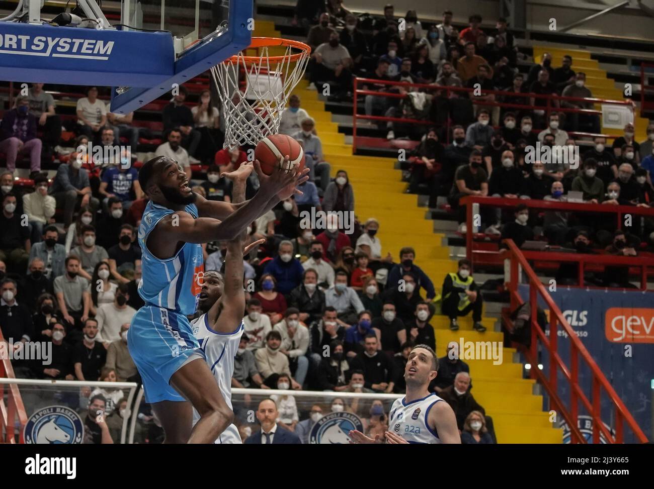 Trop d'erreurs sur les jetés libres, évier Gevi Napoli basket qui perd avec Germani Brescia pour 68-70.Un pourcentage très faible de jetés gratuits condamne Gevi Napoli basket à la défaite contre une Brescia Germani qui a joué son jeu. En outre, dans la finale 18 secondes à partir de la fin, sur le score de 68-69 McDuffie a le tir de victoire qui, cependant, est imprimé sur le fer, Marini le prend en arrière et monte au panier, Mais souffre d'une faute évidente, non détecté par les arbitres et ne réalise pas le panier et malgré les demandes insistantes du banc et des joueurs de Gevi, de l'Instant Replay Banque D'Images