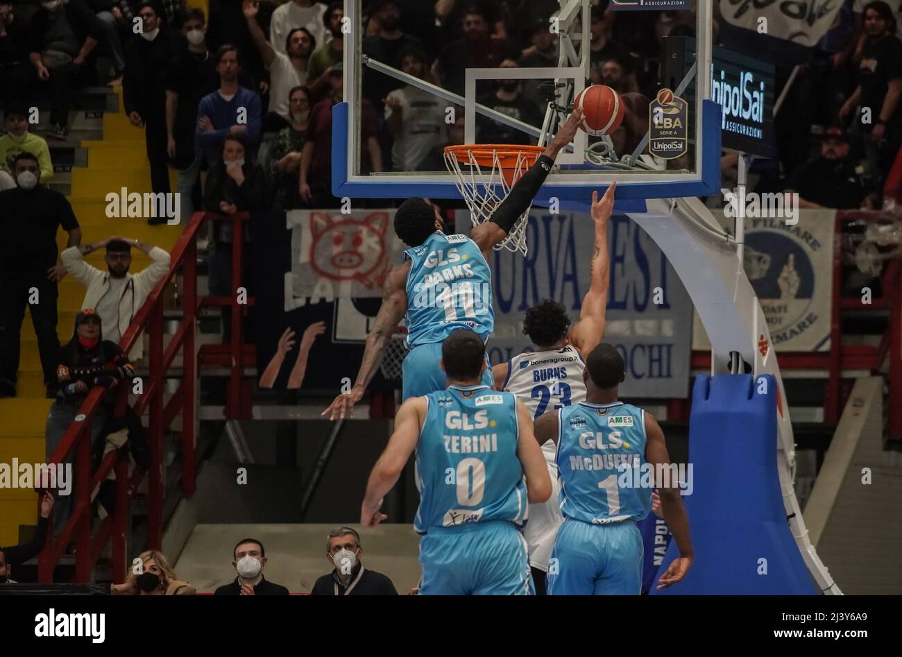 Trop d'erreurs sur les jetés libres, évier Gevi Napoli basket qui perd avec Germani Brescia pour 68-70.Un pourcentage très faible de jetés gratuits condamne Gevi Napoli basket à la défaite contre une Brescia Germani qui a joué son jeu. En outre, dans la finale 18 secondes à partir de la fin, sur le score de 68-69 McDuffie a le tir de victoire qui, cependant, est imprimé sur le fer, Marini le prend en arrière et monte au panier, Mais souffre d'une faute évidente, non détecté par les arbitres et ne réalise pas le panier et malgré les demandes insistantes du banc et des joueurs de Gevi, de l'Instant Replay Banque D'Images