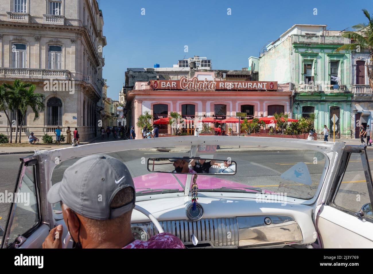 Une voiture américaine classique à toit ouvert traverse la vieille Havane, Centro Habana, la Habana, République de Cuba Banque D'Images