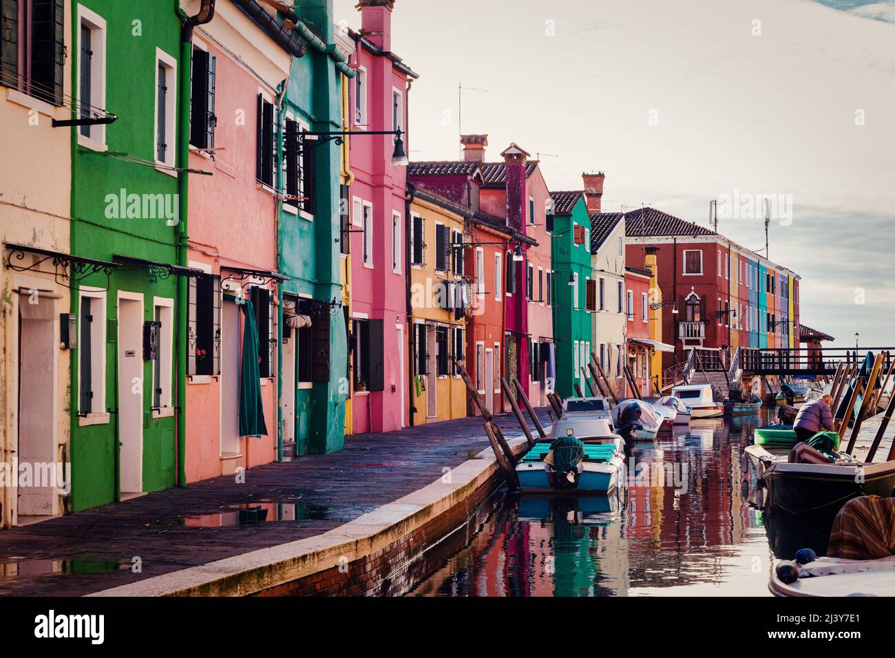 Burano, Italie - janvier 06 : vue sur les maisons colorées de l'île de Burano le 06 janvier 2022 Banque D'Images Burano, Italie - janvier 06 : vue sur les maisons colorées de l'île de Burano le 06 janvier 2022 Banque D'Images