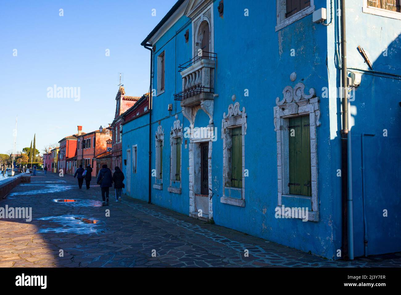 Burano, Italie - janvier 06 : vue sur l'ancienne maison de blues de l'île de Burano le 06 janvier 2022 Banque D'Images Burano, Italie - janvier 06 : vue sur l'ancienne maison de blues de l'île de Burano le 06 janvier 2022 Banque D'Images