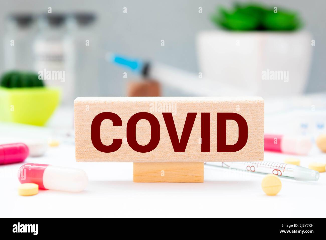 Résultat d'un test Corona. La main tourne un dé et change l'expression positive COVID19 à négative COVID19. Banque D'Images