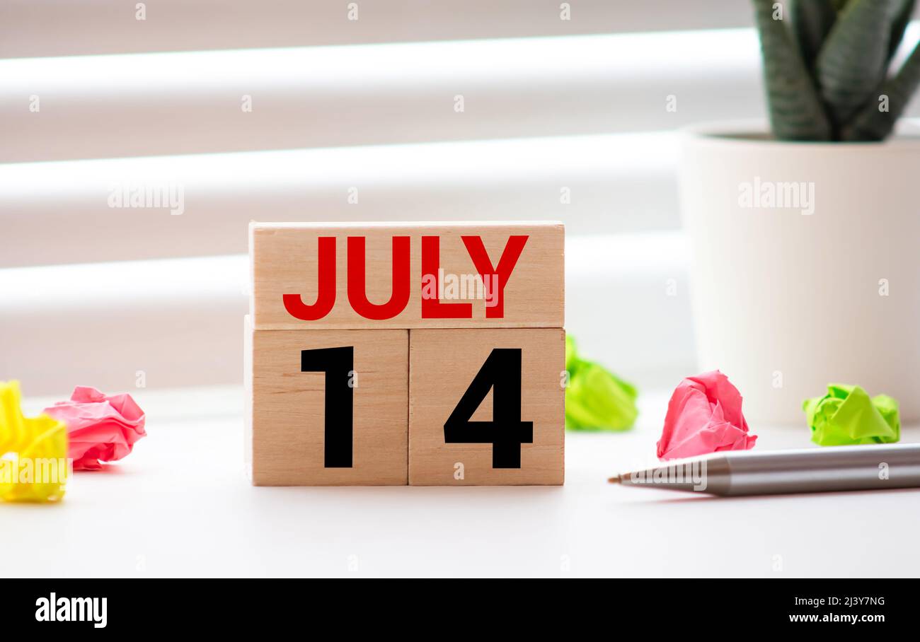 14th juillet sur les blocs de calendrier en bois sur fond blanc Banque D'Images