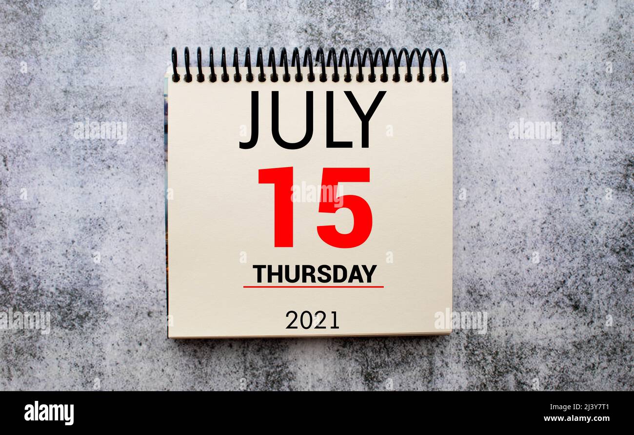 15th juillet sur les blocs de calendrier en bois sur fond blanc Banque D'Images