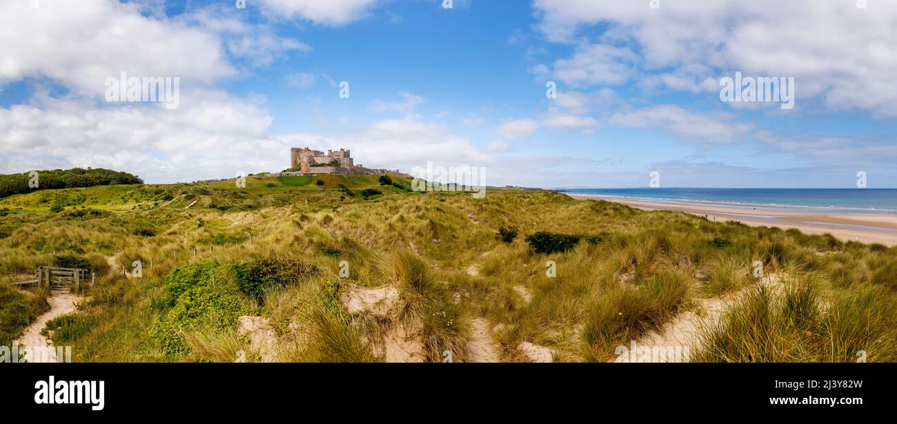 Emblématique Château de Bamburgh sur la côte nord-est de l'Angleterre, près du village de Bamburgh dans Northumberland, un bâtiment classé de catégorie I Banque D'Images