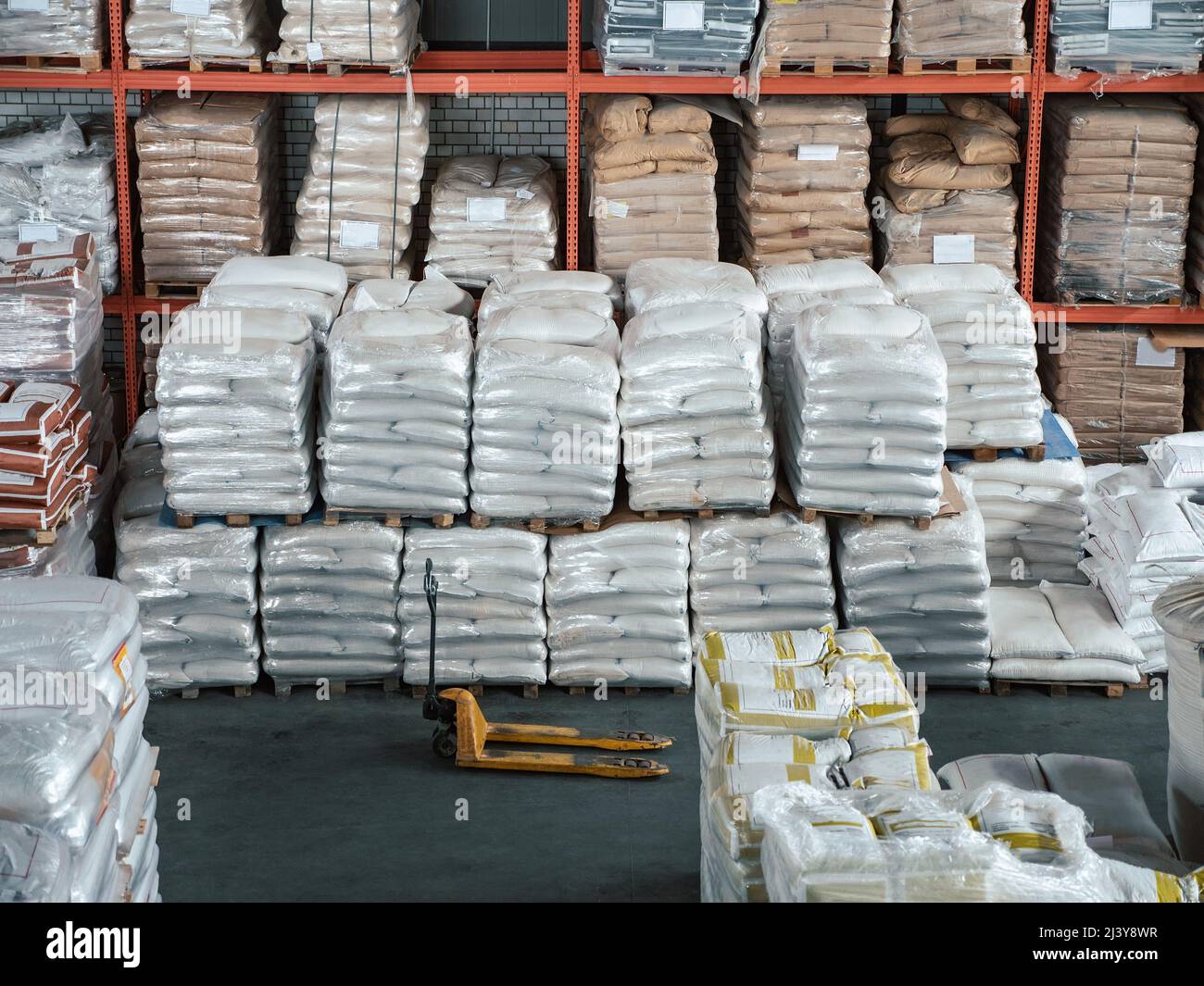 Beaucoup de sacs de céréales, de sucre ou d'autres denrées alimentaires inflammables dans l'entrepôt de fret pour l'exportation. Banque D'Images