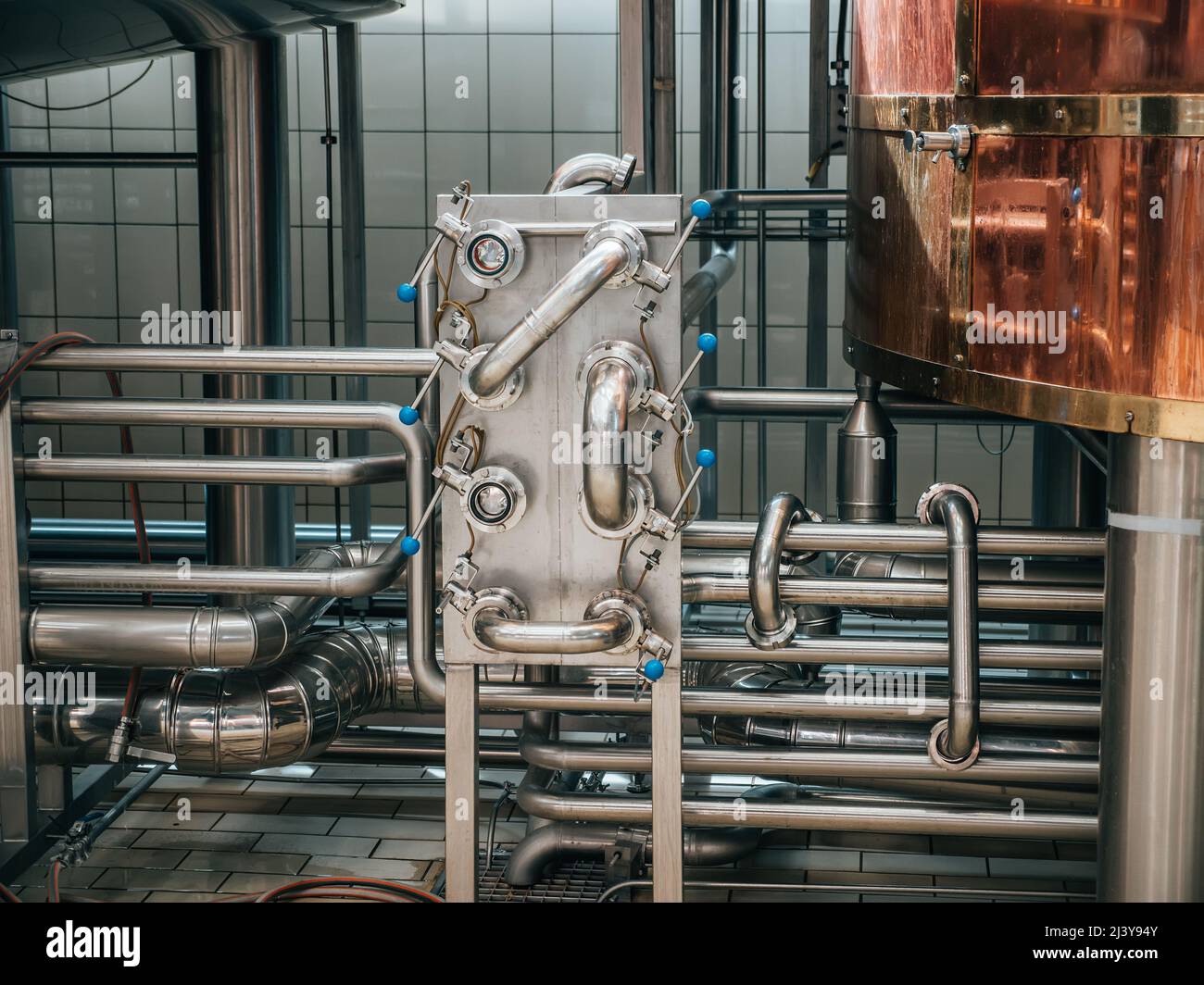 Système de tuyaux en acier dans l'usine de transformation des aliments et des boissons. Pipelines dans l'usine de brasserie. Banque D'Images
