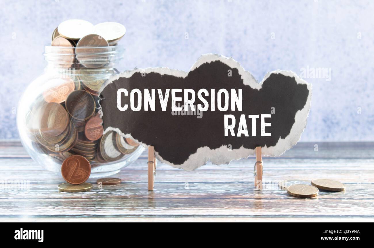 Effet rétro et image teintée d'un bloc-notes à côté d'un stylo plume. Acronyme d'entreprise optimisation DU TAUX DE CONVERSION CRO avec texte manuscrit Banque D'Images