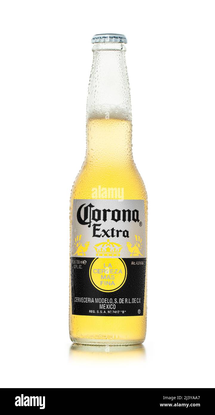 CHISINAU, MOLDOVA - 9 avril 2022 : bouteille de bière Corona Extra isolée sur blanc. Corona Extra est produit au Mexique et exporté vers tous les autres pays Banque D'Images