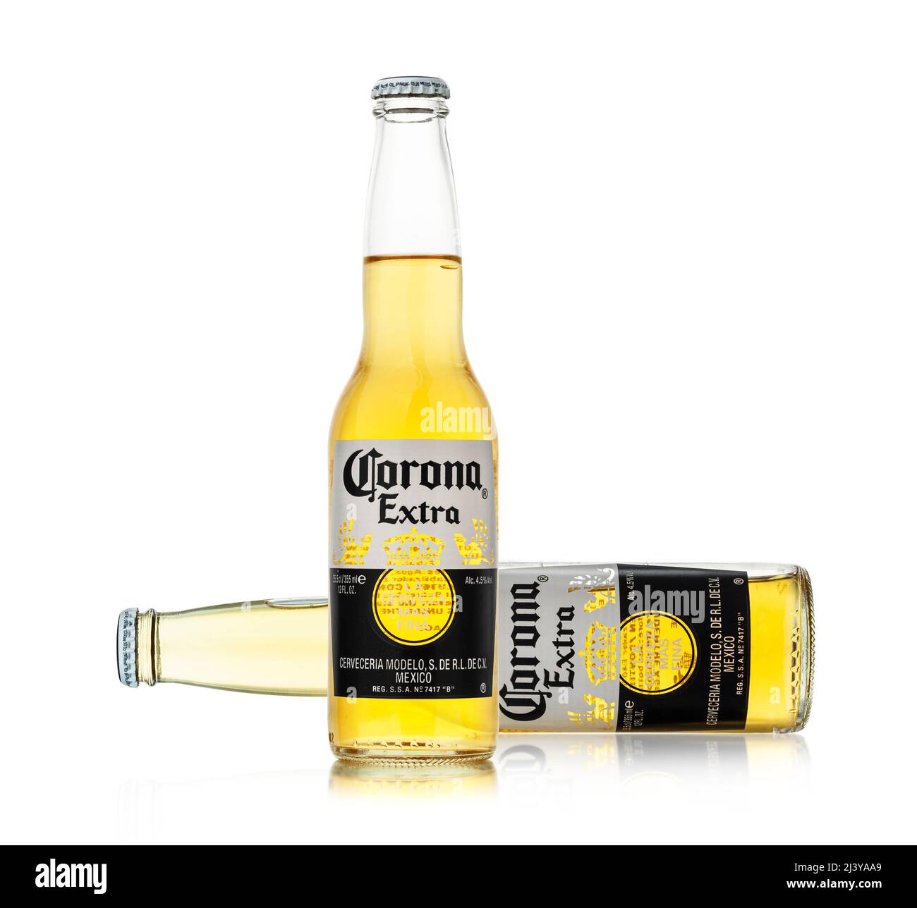 CHISINAU, MOLDOVA - 9 avril 2022 : bouteille de bière Corona Extra isolée sur blanc. Corona Extra est produit au Mexique et exporté vers tous les autres pays Banque D'Images