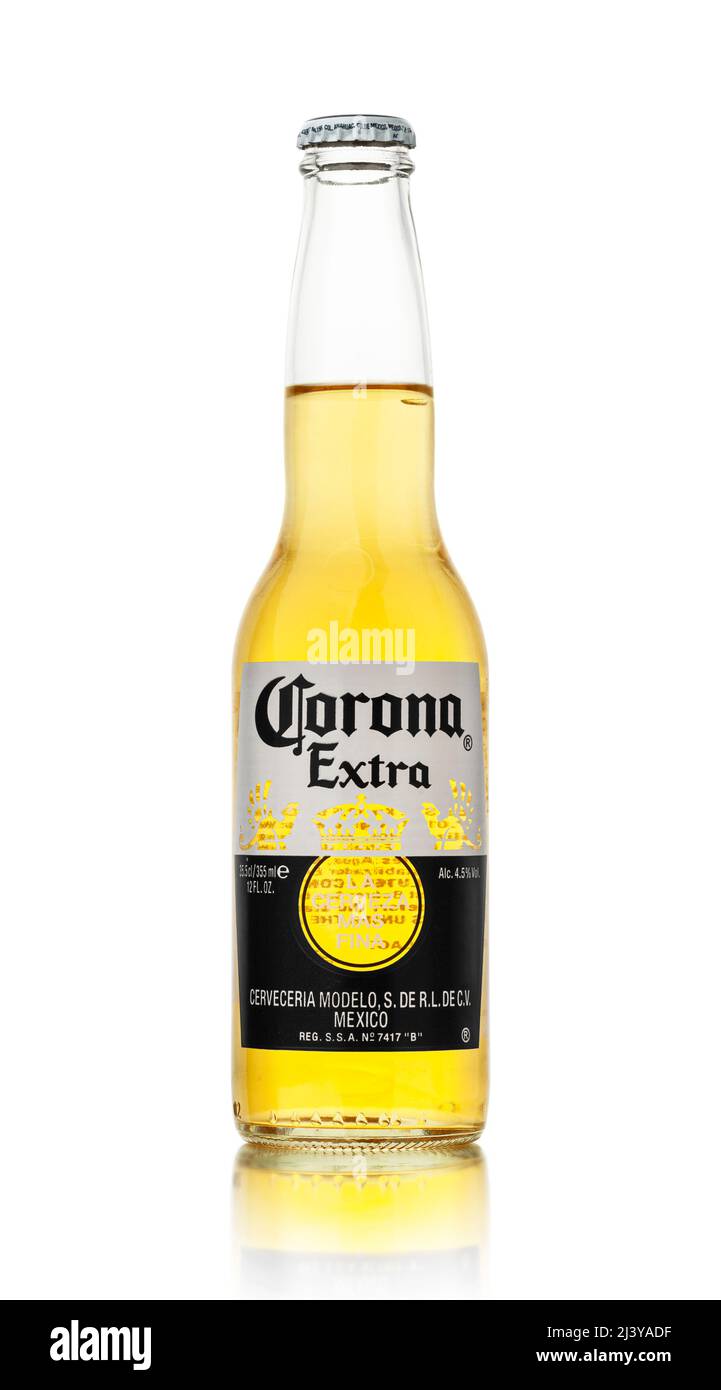 CHISINAU, MOLDOVA - 9 avril 2022 : bouteille de bière Corona Extra isolée sur blanc. Corona Extra est produit au Mexique et exporté vers tous les autres pays Banque D'Images