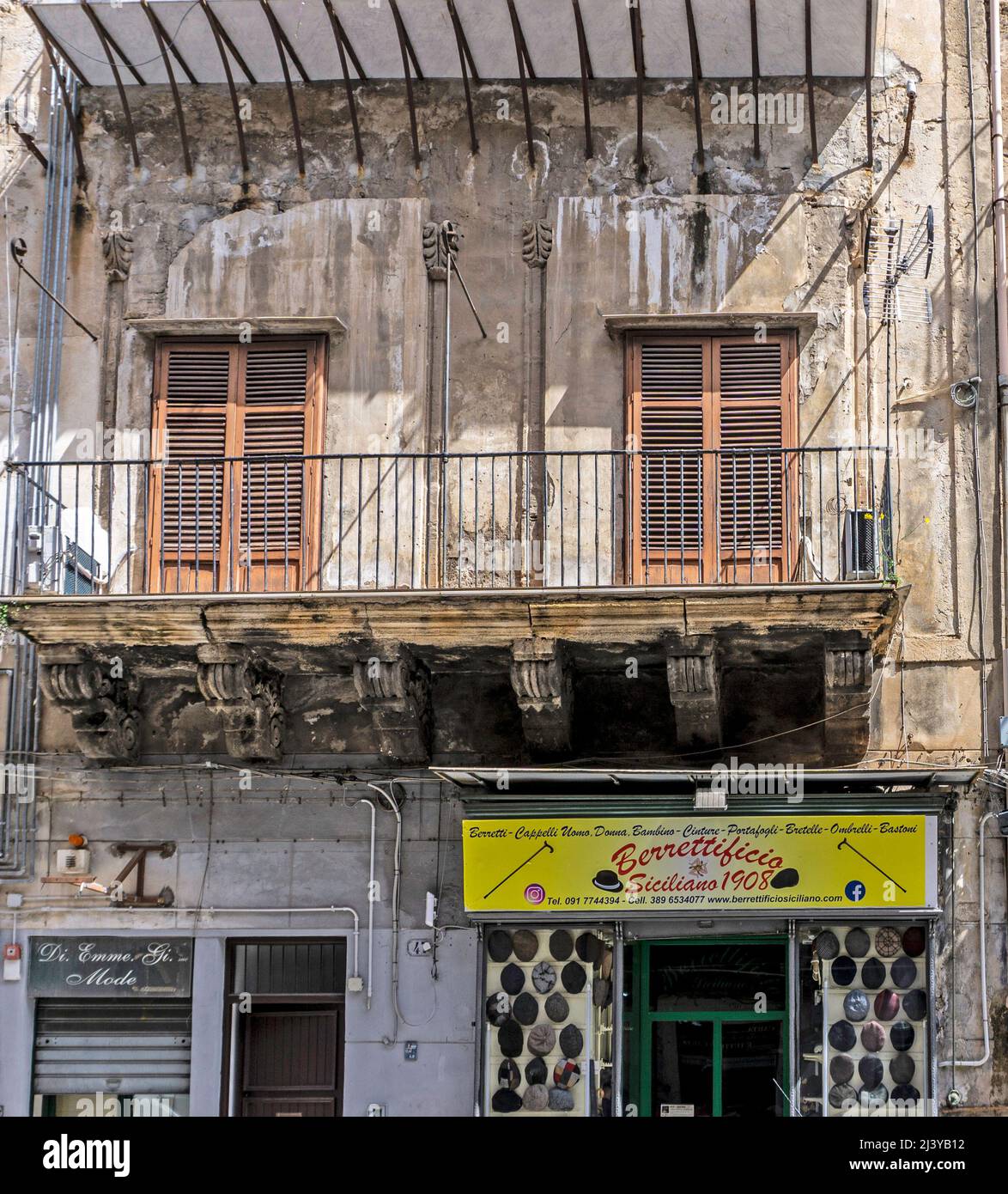 Une boutique vendant des chapeaux italiens traditionnels à Palerme, Sicile, Italie. Berrettificio Siciliana 1908. Banque D'Images