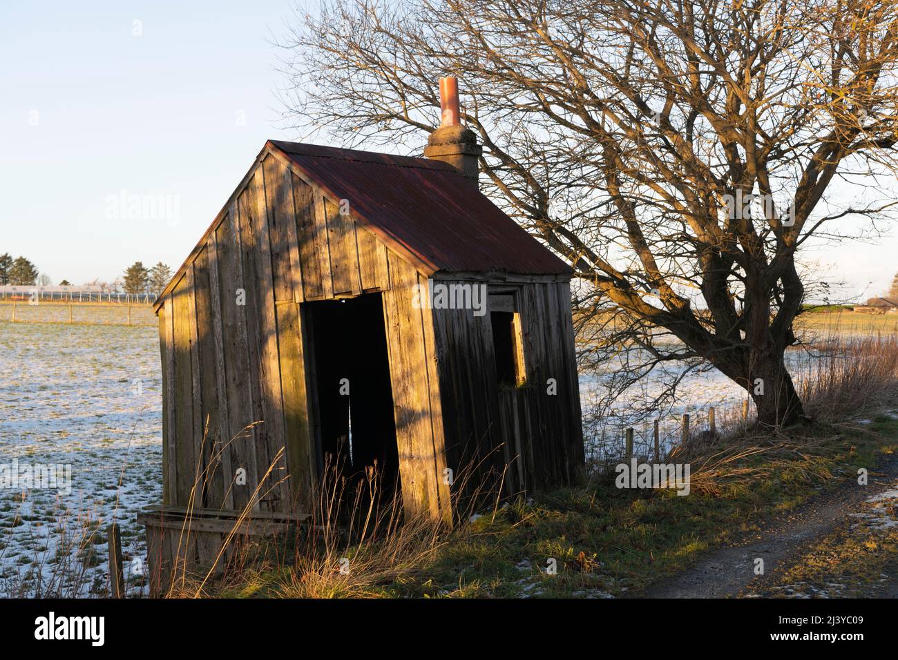 Une cabane en bois négligée de Linesman's Hut sur la Formartine et Buchan Way en fin d'après-midi Sunshine en hiver Banque D'Images