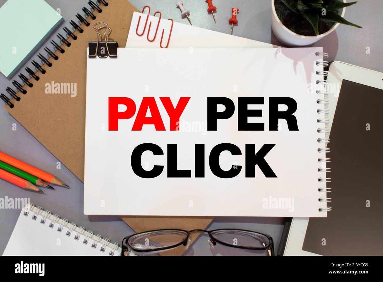 Payez par note de clic avec le stylo sur fond jaune. Banque D'Images