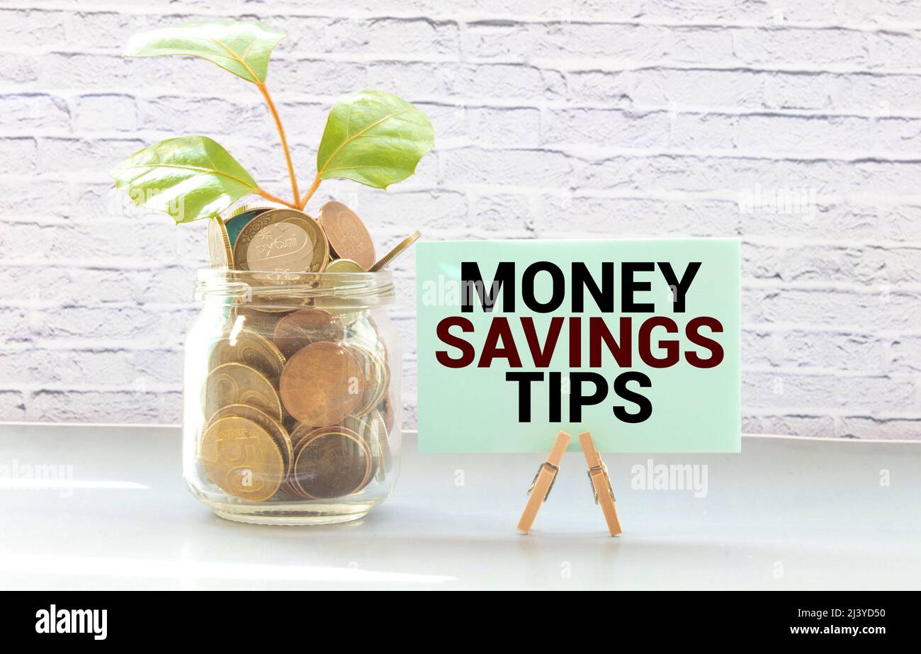 pot de sauvegarde plein de pièces et un mini tableau noir avec des bouts de texte. Banque D'Images