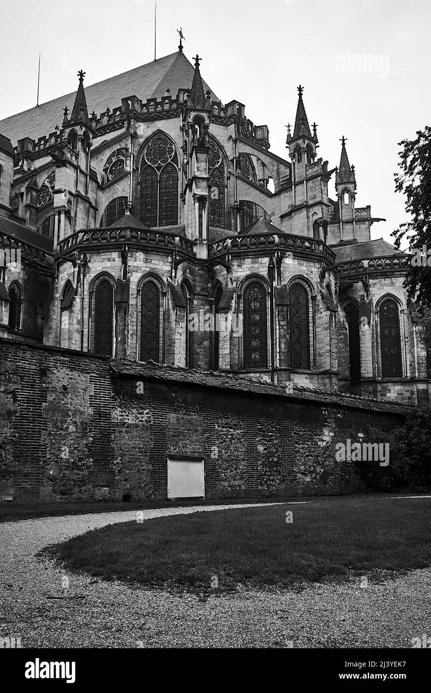 Cathédrale gothique Saint-Pierre-et-Saint-Paul à Troyes la nuit, France, monochrome Banque D'Images