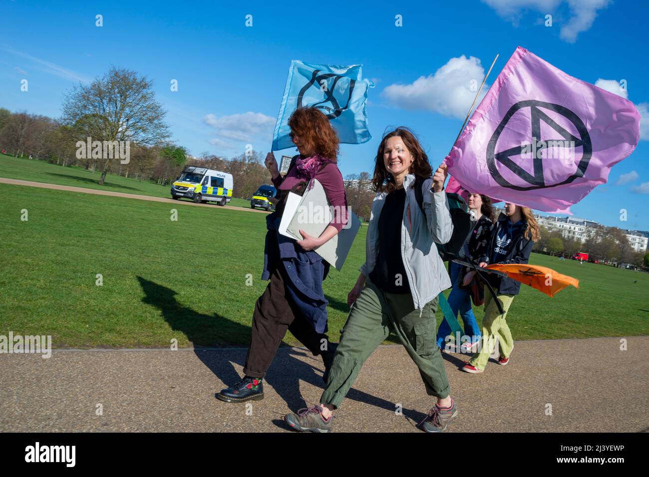 Les femmes arrivent pour l'extinction les manifestations de la rébellion, qui ont lancé une période de troubles civils à Londres du 9 avril 2022. Véhicules de police à Hyde Park Banque D'Images